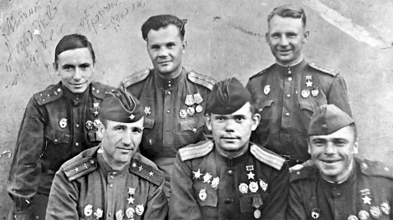 Иллюстрация к книге — Защищая Родину. Летчицы Великой Отечественной [i_058.jpg]