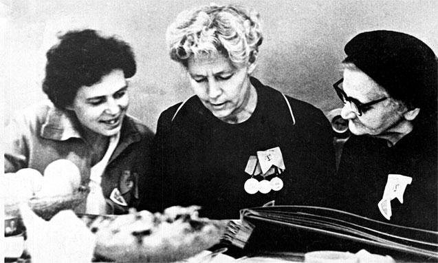 Иллюстрация к книге — Защищая Родину. Летчицы Великой Отечественной [i_063.jpg]