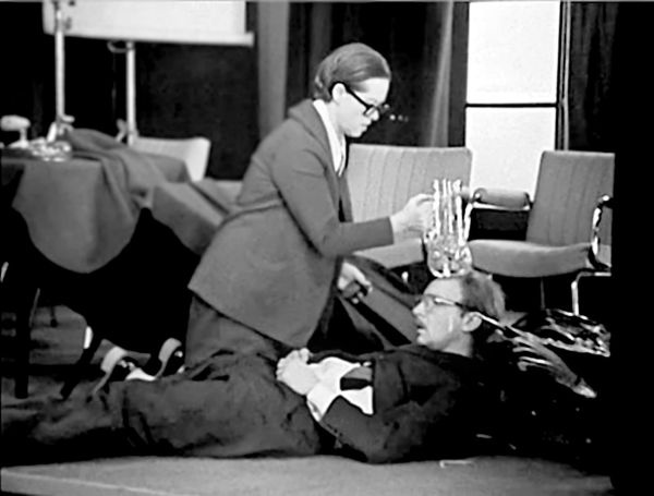 Иллюстрация к книге — Эльдар Рязанов. Ирония судьбы, или… [block_001240_page_131_image_0001.jpg]