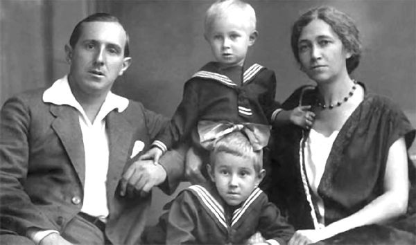 Иллюстрация к книге — Мстислав Ростропович. Любовь с виолончелью в руках [i_005.jpg]