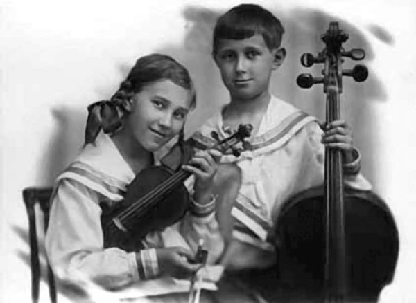 Иллюстрация к книге — Мстислав Ростропович. Любовь с виолончелью в руках [i_006.jpg]