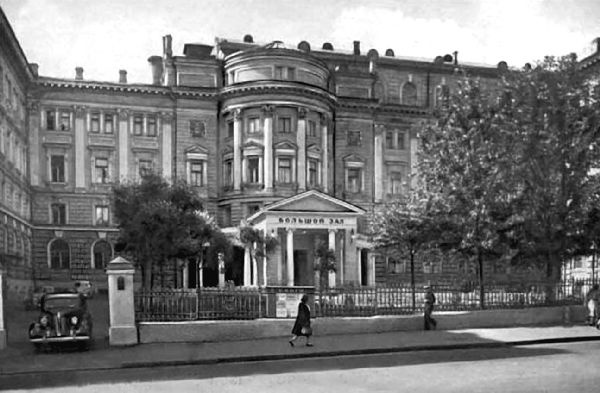 Иллюстрация к книге — Мстислав Ростропович. Любовь с виолончелью в руках [i_008.jpg]