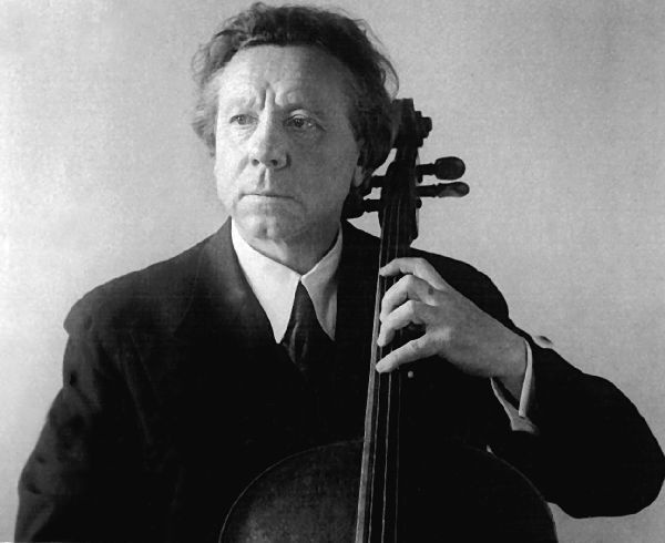 Иллюстрация к книге — Мстислав Ростропович. Любовь с виолончелью в руках [i_009.jpg]