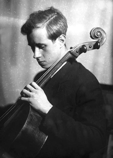 Иллюстрация к книге — Мстислав Ростропович. Любовь с виолончелью в руках [i_013.jpg]