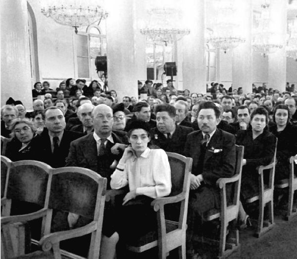 Иллюстрация к книге — Мстислав Ростропович. Любовь с виолончелью в руках [i_017.jpg]