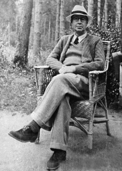 Иллюстрация к книге — Мстислав Ростропович. Любовь с виолончелью в руках [i_018.jpg]