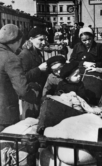 Иллюстрация к книге — Блокада Ленинграда. Полная хроника - 900 дней и ночей [i_077.jpg]