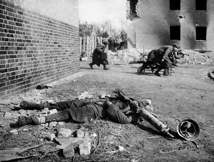 Иллюстрация к книге — Битва за Берлин. Полная хроника - 23 дня и ночи [i_006.jpg]