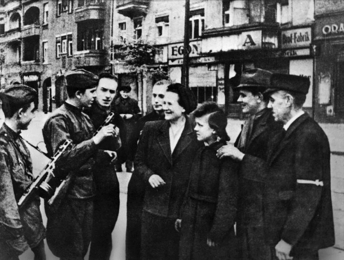 Иллюстрация к книге — Битва за Берлин. Полная хроника - 23 дня и ночи [i_014.jpg]