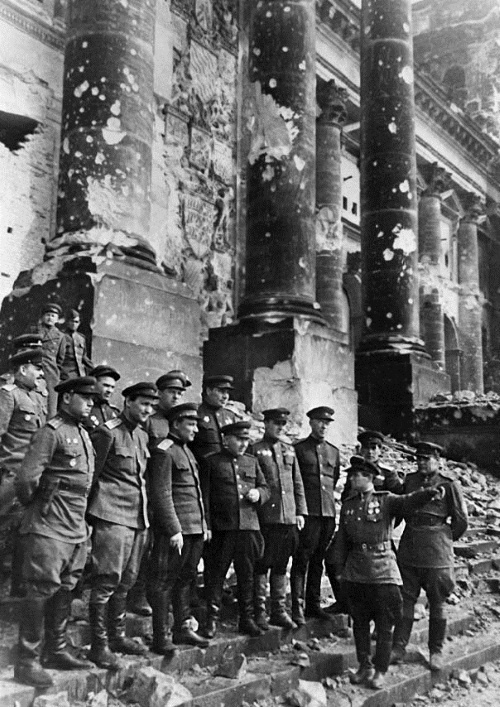 Иллюстрация к книге — Битва за Берлин. Полная хроника - 23 дня и ночи [i_015.jpg]