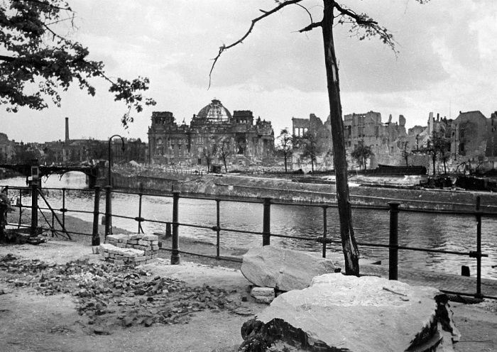 Иллюстрация к книге — Битва за Берлин. Полная хроника - 23 дня и ночи [i_016.jpg]