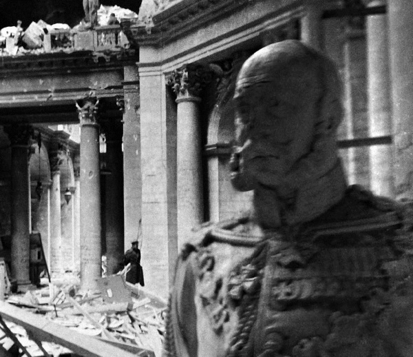 Иллюстрация к книге — Битва за Берлин. Полная хроника - 23 дня и ночи [i_017.jpg]