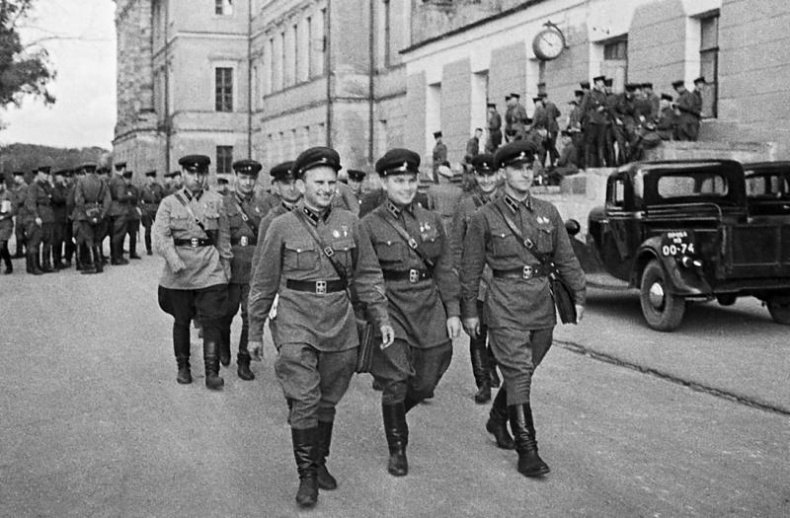 Иллюстрация к книге — Битва за Москву. Полная хроника - 203 дня [_662683.jpg]