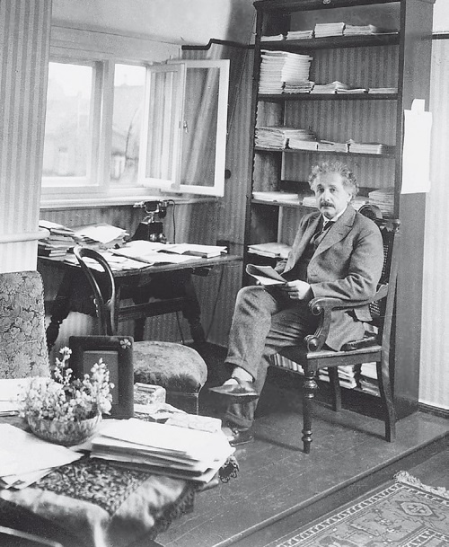 Иллюстрация к книге — Эйнштейн. Его жизнь и его Вселенная [i_015.jpg]