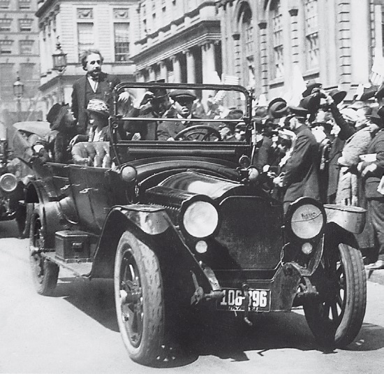 Иллюстрация к книге — Эйнштейн. Его жизнь и его Вселенная [i_017.jpg]