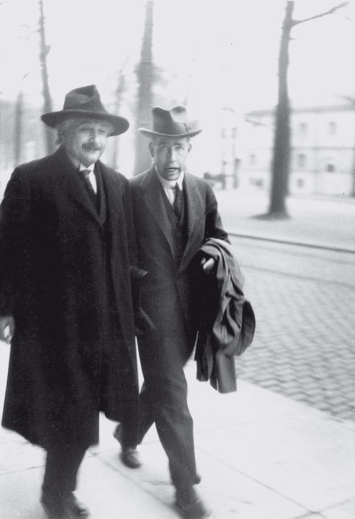 Иллюстрация к книге — Эйнштейн. Его жизнь и его Вселенная [i_019.jpg]