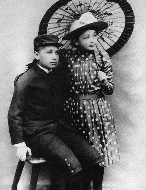 Иллюстрация к книге — Эйнштейн. Его жизнь и его Вселенная [i_035.jpg]