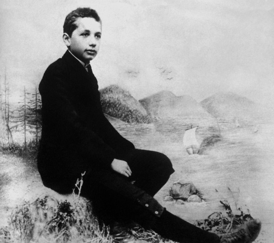 Иллюстрация к книге — Эйнштейн. Его жизнь и его Вселенная [i_036.jpg]