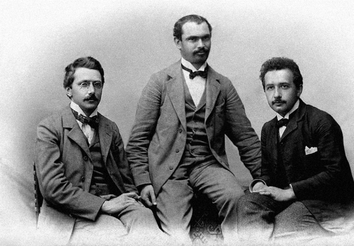 Иллюстрация к книге — Эйнштейн. Его жизнь и его Вселенная [i_040.jpg]