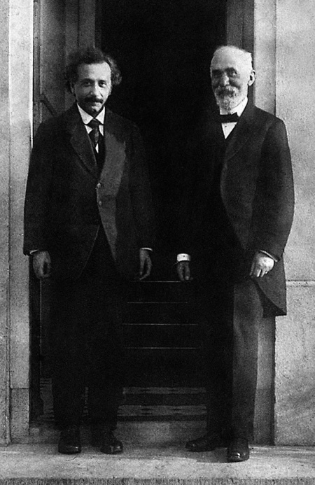 Иллюстрация к книге — Эйнштейн. Его жизнь и его Вселенная [i_049.jpg]