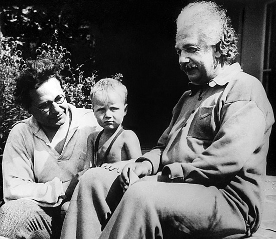 Иллюстрация к книге — Эйнштейн. Его жизнь и его Вселенная [i_065.jpg]