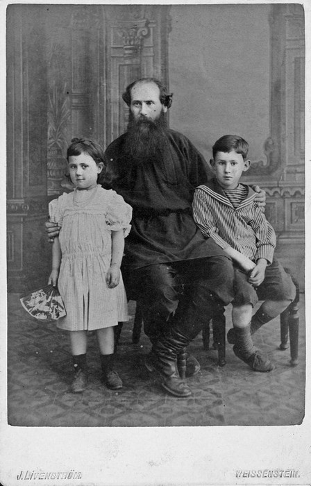 Иллюстрация к книге — Святой против Льва. Иоанн Кронштадтский и Лев Толстой. История одной вражды [i_023.jpg]