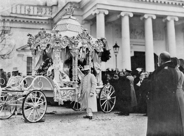 Иллюстрация к книге — Святой против Льва. Иоанн Кронштадтский и Лев Толстой. История одной вражды [i_056.jpg]