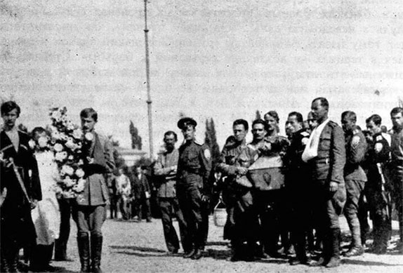 Иллюстрация к книге — Легендарный Корнилов. "Не человек, а стихия" [i_077.jpg]