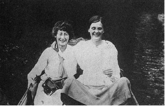 Иллюстрация к книге — Медовый месяц в улье [i_002.jpg]