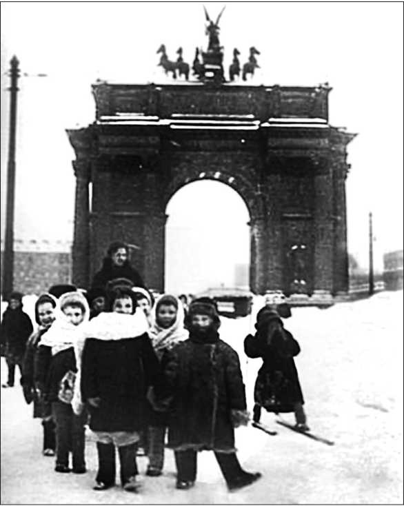 Иллюстрация к книге — Блокадные будни одного района Ленинграда [i_060.jpg]