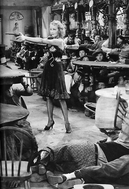 Иллюстрация к книге — Марлен Дитрих [i_043.jpg]