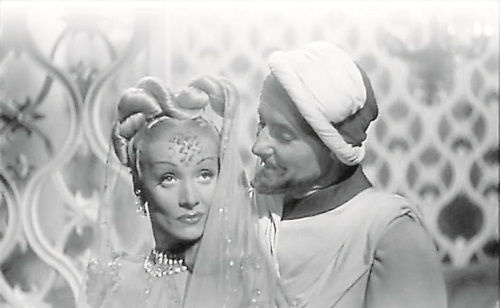 Иллюстрация к книге — Марлен Дитрих [i_051.jpg]