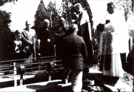 Иллюстрация к книге — Новые тамплиеры. Духовники "черного ордена" [i_050.jpg]