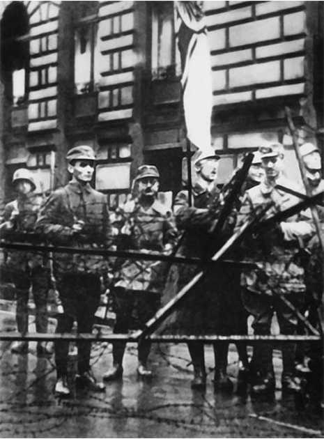 Иллюстрация к книге — Гиммлер. Инквизитор в пенсне [i_010.jpg]