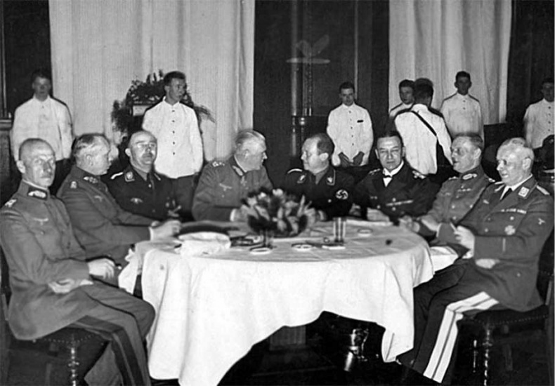 Иллюстрация к книге — Гиммлер. Инквизитор в пенсне [i_028.jpg]