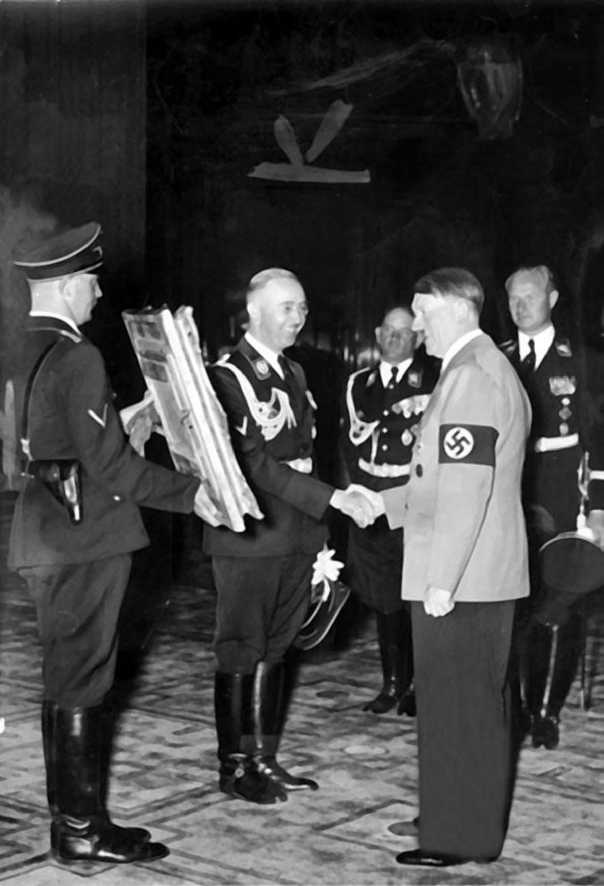 Иллюстрация к книге — Гиммлер. Инквизитор в пенсне [i_030.jpg]