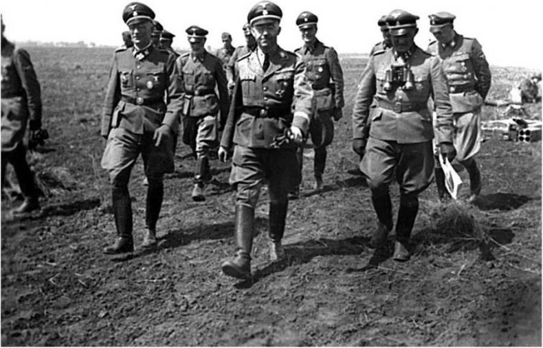 Иллюстрация к книге — Гиммлер. Инквизитор в пенсне [i_034.jpg]