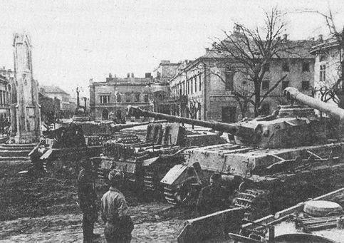 Иллюстрация к книге — Последнее наступление Гитлера. Разгром танковой элиты Рейха [i_076.jpg]