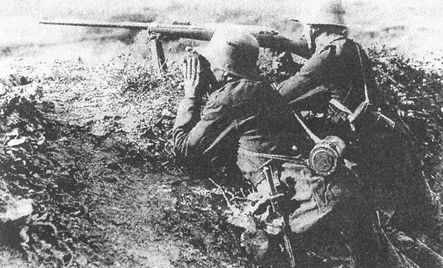 Иллюстрация к книге — "Фаустники" в бою [i_022.jpg]