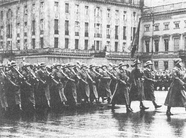 Иллюстрация к книге — "Фаустники" в бою [i_103.jpg]