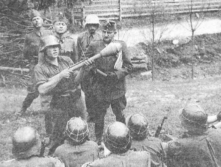 Иллюстрация к книге — "Фаустники" в бою [i_112.jpg]