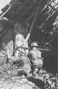 Иллюстрация к книге — "Фаустники" в бою [i_144.jpg]