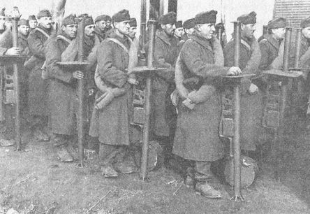 Иллюстрация к книге — "Фаустники" в бою [i_153.jpg]