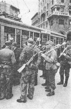 Иллюстрация к книге — "Фаустники" в бою [i_165.jpg]