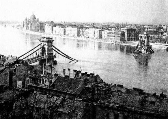 Иллюстрация к книге — Осада Будапешта. 100 дней Второй мировой войны [i_084.jpg]