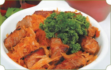 Иллюстрация к книге — Аппетитное жаркое, гуляш, кулеш, солянки, плов, рагу и другие блюда в горшочках [i_039.jpg]