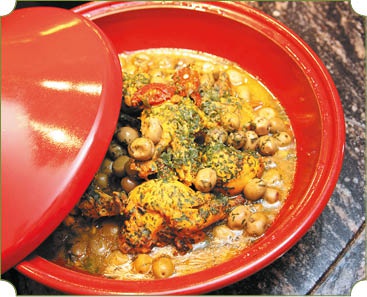 Иллюстрация к книге — Аппетитное жаркое, гуляш, кулеш, солянки, плов, рагу и другие блюда в горшочках [i_052.jpg]