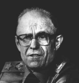 Иллюстрация к книге — Лица века [i_027.jpg]