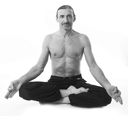 Иллюстрация к книге — Йога за 10 минут. Упражнения, которые вернут бодрость, омолодят тело, предотвратят болезни! [i_030.jpg]