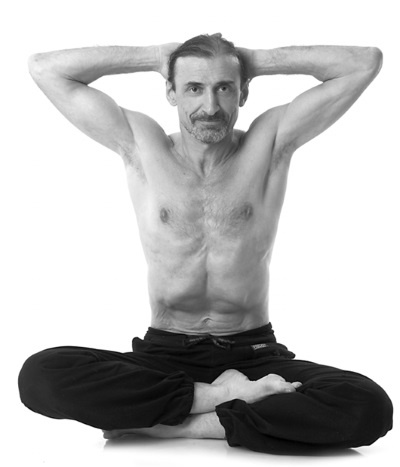 Иллюстрация к книге — Йога за 10 минут. Упражнения, которые вернут бодрость, омолодят тело, предотвратят болезни! [i_032.jpg]